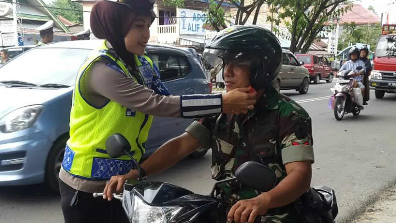 Gelar Razia, Polwan Ini Inisiatif Rapikan Helm Prajurit TNI