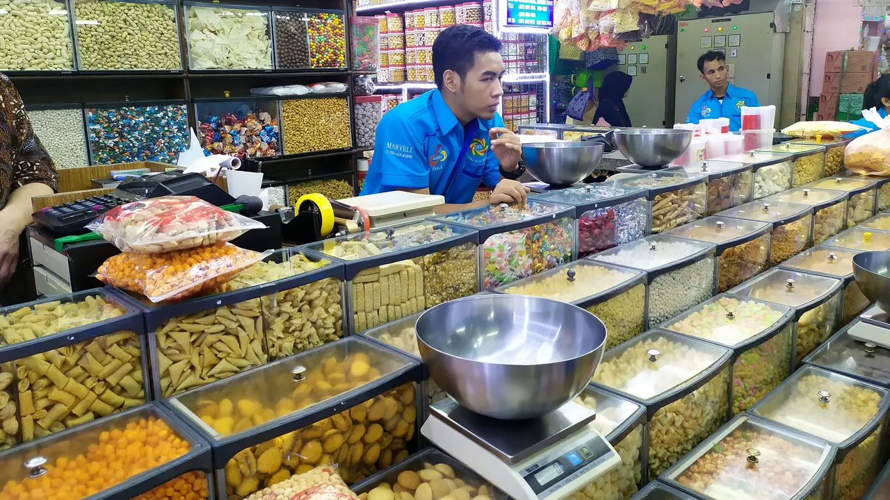 Sejumlah penjual kue kering di Pasar Jatinegara Jakarta Timur keluhkan berkurangnya jumlah pembeli menjelang bulan suci Ramadan.