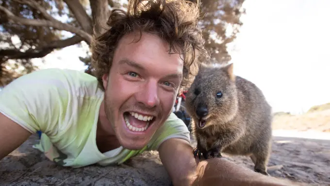 Unik! Daripada sama Orang, Pria Ini Pilih Hewan jadi Teman Selfie