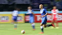 Sergio Van Dijk menggiring bola melewati para pemain PSM Makassar pada laga Torabika SC 2016 di Stadion Gelora Bandung Lautan Api, Sabtu (2/7/2016). Persib menang 3-2. (Bola.com/Nicklas Hanoatubun)