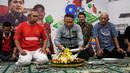 <p>Wakil Ketua Umum PSSI, Zainudin Amali memotong tumpeng saat acara menyambut Hari Ulang Tahun PSSi ke-93 di Selasar VIP Barat Stadion Utama Gelora Bung Karno (SUGBK), Senayan, Jakarta, Jumat (14/04/2023). (Bola.com/Bagasakra Lazuardi)</p>