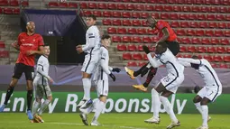 Pemain Rennes Serhou Guirassy (kanan atas) mencetak gol ke gawang Chelsea pada pertandingan Grup E Liga Champions di Stadion Roazhon Park, Rennes, Prancis, Selasa (24/11/2020). Chelsea melaju ke 16 besar Liga Champions usai mengalahkan Rennes 2-1. (AP Photo/David Vincent)