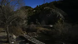 Suasana pemandian air panas alami Sungai Cidaco pada hari musim dingin di desa kecil Arnedillo, Spanyol utara (18/1/2022). Pemandian air panas alami Sungai Cidaco memiliki suhu 35 derajat Celcius (95 derajat Fahrenheit). (AP Photo / Alvaro Barrientos)