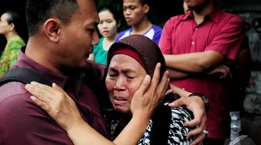 Seorang ibu menangis saat mengetahui rumah dan seluruh perabotannya hangus dimakan api, Jaksel, Kamis (26/6/2014) (Liputan6.com/Faizal Fanani) 