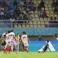 Selebrasi para pemain Timnas Prancis U-17 setelah Ismael Bouneb (kedua kanan) mencetak gol ke gawang Timnas Uzbekistan U-17 pada laga perempat final Piala Dunia U-17 2023 di Stadion Manahan, Solo, Sabtu (25/11/2023). (Doc. LOC WCU17/NFL)