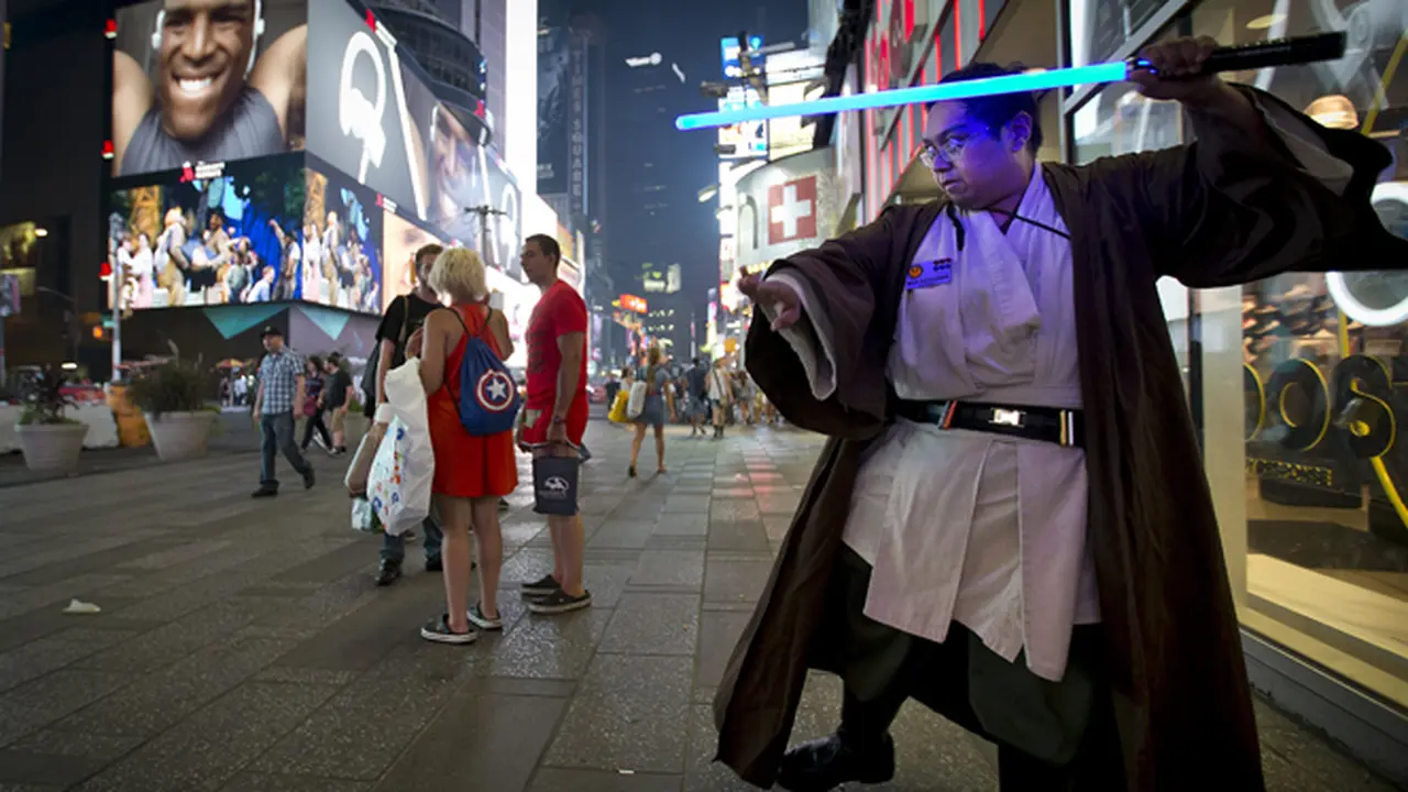 20150904-Aksi Tokoh Star Wars Jadi 'Pelayan' Toko di New York