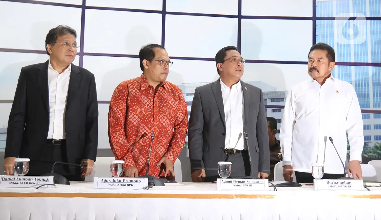 Ketua BPK Agung Firman Sampurna (kedua kanan, Wakil Ketua Agus Joko Pramono (kedua kiri) dan dua anggota Daniel Lumban Tobing (kiri) bersama Jaksa Agung Burhanuddin bersiap menyampaikan keterangan pers hasil pemeriksaan Asuransi Jiwasraya di Jakarta, Rabu (8/1/2020). (Liputan6.com/Herman Zakharia)