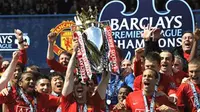 Manchester United team celebrate with the English Premier League trophy after drawing 0-0 with Arsenal at Old Trafford, on May 16, 2009.The club&#039;s third title in a row equals Liverpool&#039;s record of 18 League championships. AFP PHOTO/ADRIAN DENNIS