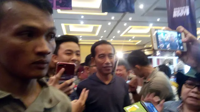 Gaya Jokowi Saat Berburu Sneakers Metallica