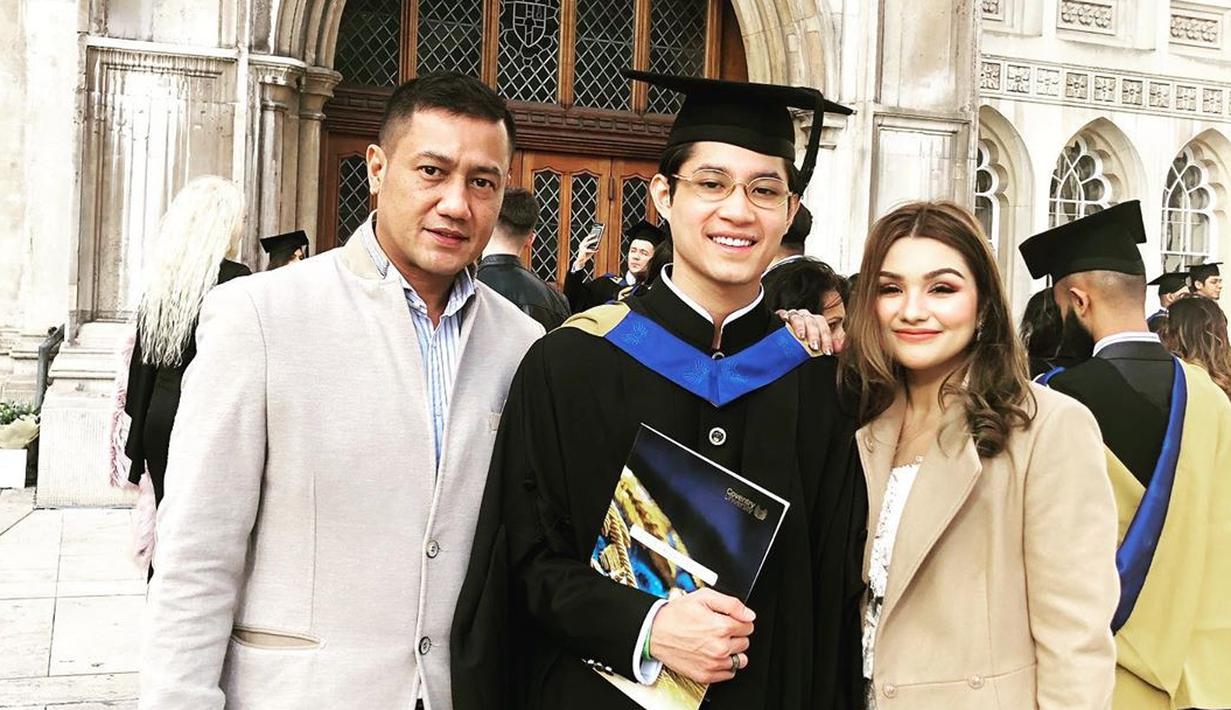 Potret Ceria Teuku Rasya Lulus Sarjana di London - Photo Fimela.com