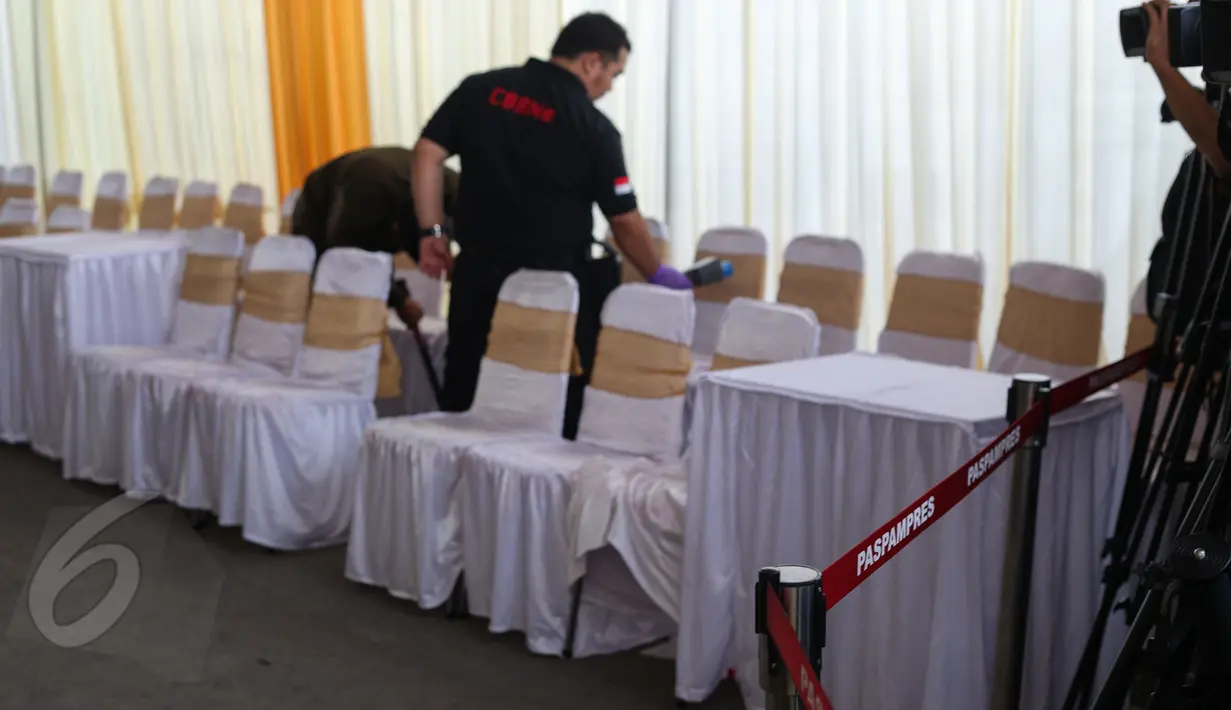 Petugas Paspampres tampak menyiapkan sejumlah peralatan berupa pembatas dan metal detector di sekitar rumah orangtua Selvi Ananda di Jalan Kutai Raya, Sumber, Solo, Jateng, Selasa (9/6/2015). (Liputan6.com/Faizal Fanani)