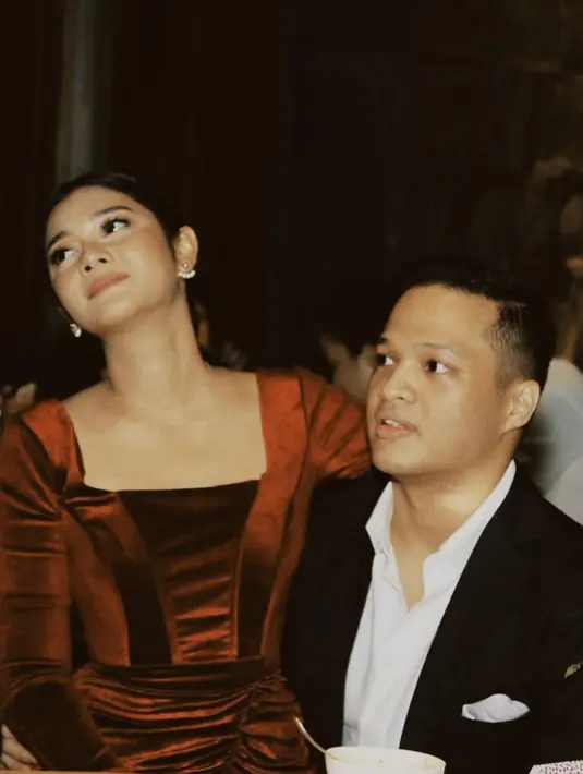 Di momen kejutan ultah Naysilla, pasangan ini tampil bergaya klasik dengan gaya yang bold merah hitam [@naymirdad]