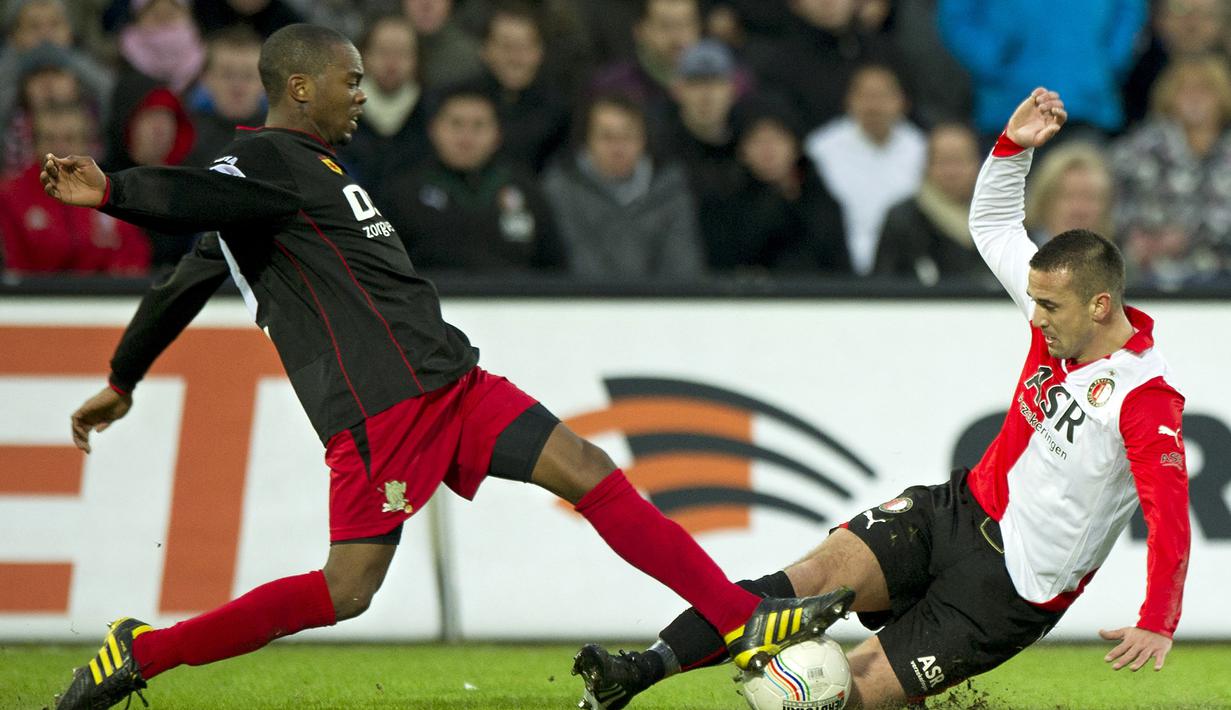 Karena memiliki garis keturunan Indonesia, pada tahun 2012 Jhonny van Beukering dinaturalisasi menjadi pemain Timnas Indonesia dan akhirnya menjadi bagian Timnas Garuda saat ajang Piala AFF 2012. Namun akibat kondisi fisik yang sudah tak ideal dengan berat badan berlebih, penampilannya jauh dari harapan dengan hanya menyumbang dua assist. Ia juga sempat memperkuat Pelita Bandung Raya pada musim 2011/2012 meski hanya tampil dalam dua laga di ISL. (AFP/ANP/Marco De Swart)