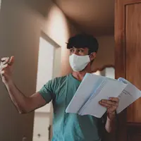 Reza Rahadian di lokasi syuting Sementara Selamanya. (Foto: Dok. Spasi Moving Image)