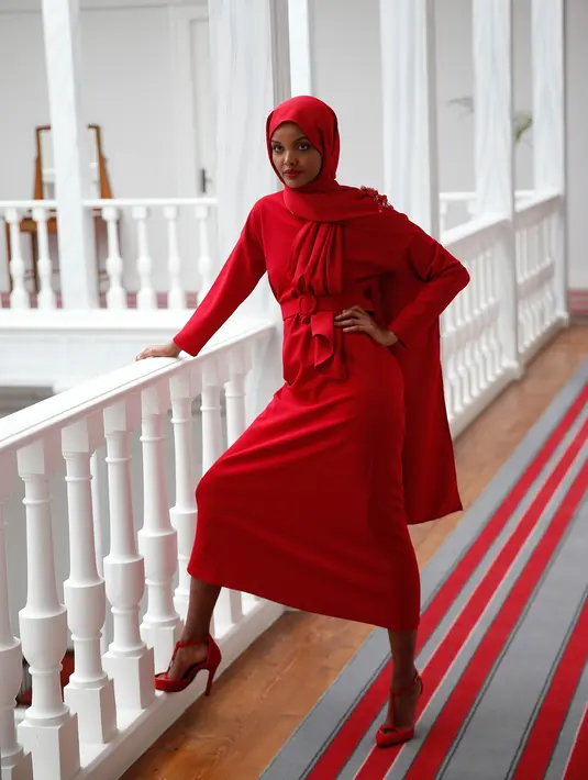 Model berhijab, Alima Aden berpose saat sesi pemotretan di Buyukada, dekat Istanbul, Turki (25/3). Gadis berusia 19 tahun itu masuk sebagai finalis ajang kecantikan Miss Minnesota, AS, pertama yang berbusana muslimah. (AP Photo / Lefteris Pitarakis)