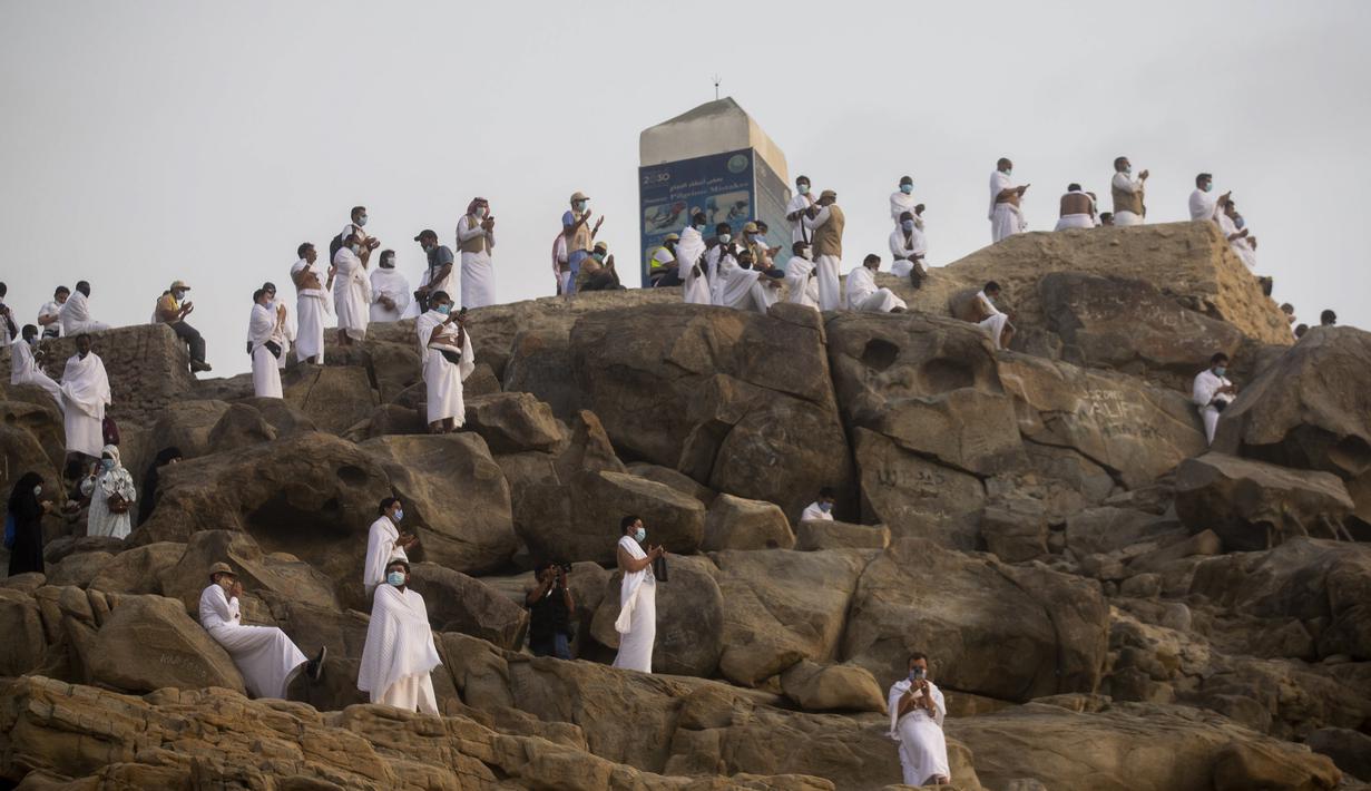 Para jemaah berdoa saat melaksanakan rangkaian ibadah haji di Padang Arafah, dekat Makkah, Arab Saudi, Kamis (30/7/2020). Hanya sekitar 1.000 jemaah yang diizinkan untuk melakukan ibadah haji tahun ini karena pandemi virus corona COVID-19. (Saudi Ministry of Media via AP)