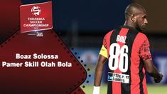 Striker Persipura Jayapura, Boaz Solossa pamer skill olah bola pada sesi latihan Persipura di Stadion Mandala, Jayapura.