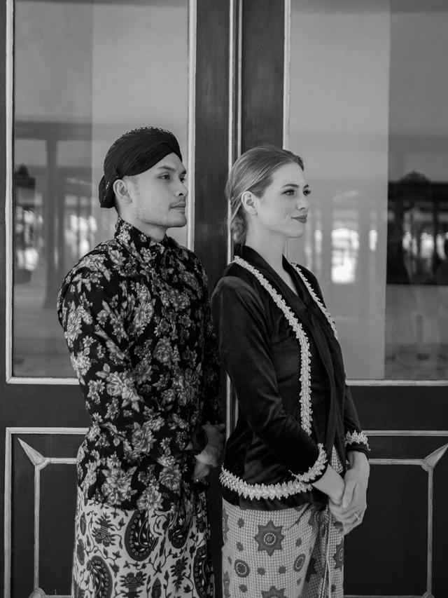 7 Potret Randy Pangalila dan Istri Bulenya dalam Balutan Adat Jawa