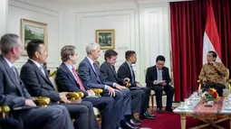Presiden Joko Widodo (kanan) berbincang dengan pemimpin perusahaan multinasional Amerika Serikat di Kantor Presiden, Jakarta, Selasa (5/5/2015). Pertemuan tersebut membahas berbagai potensi perekonomian Indonesia. (Liputan6.com/Faizal Fanani)