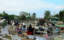 Pedagang Bunga Idul Fitri Pangkalpinang Panen Rezeki di Momen Ziarah Makam