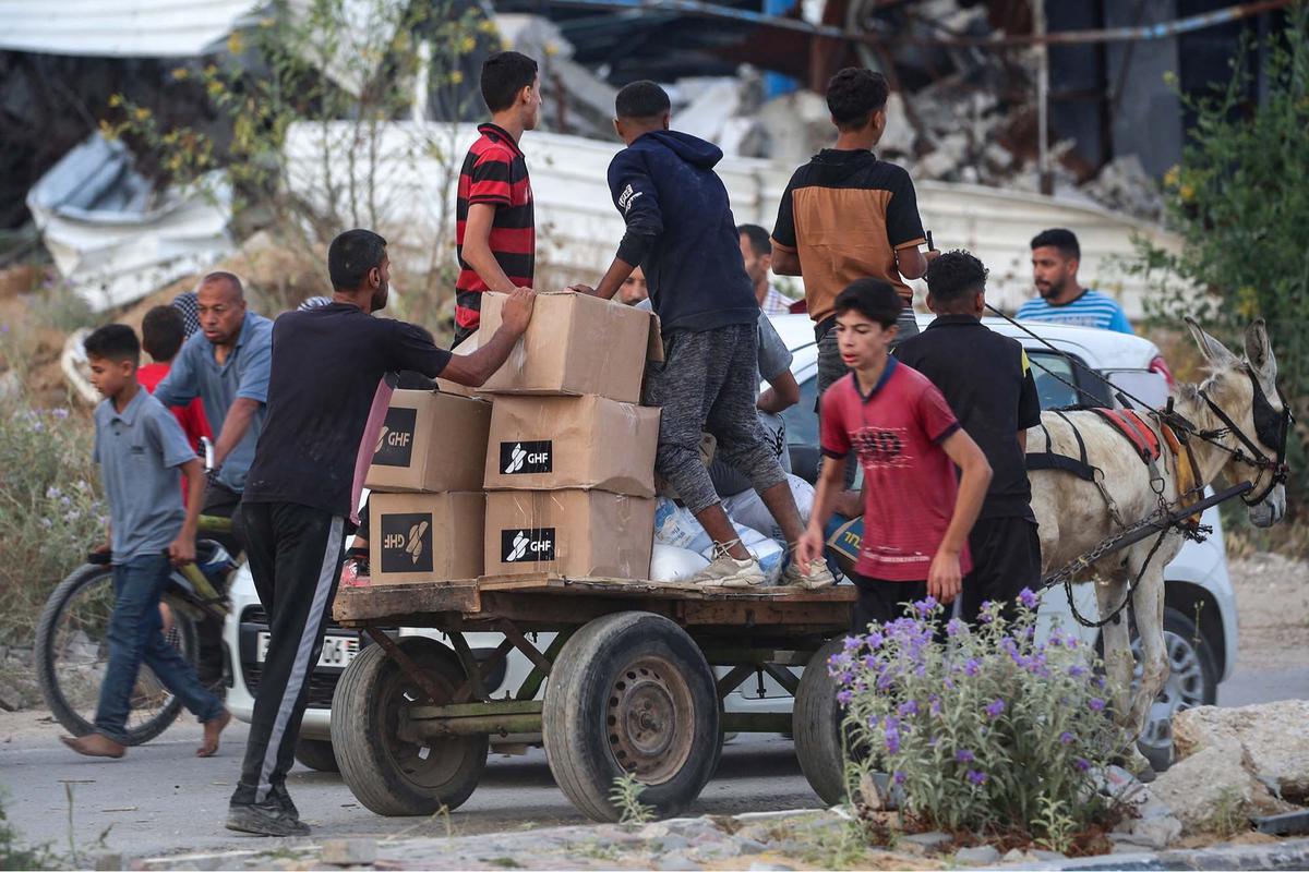 FOTO: Ribuan Warga Gaza Mengambil Paket Bantuan Bahan Makanan