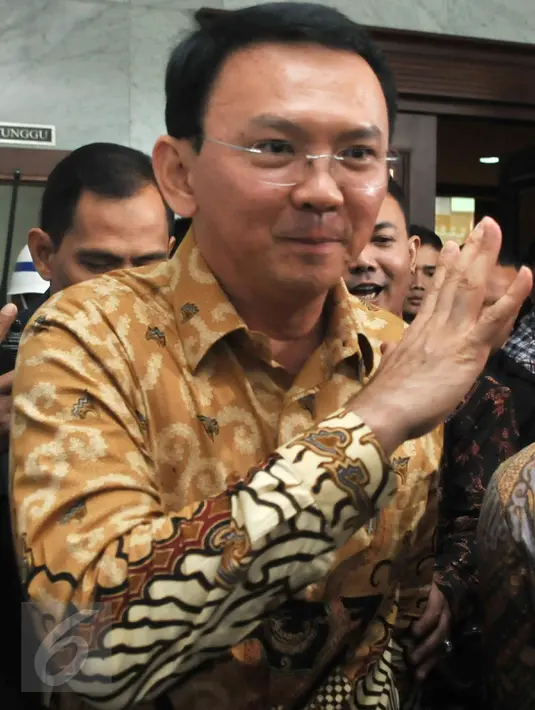 Gubernur DKI, Basuki 'Ahok' Tjahaja Purnama menolak berkomentar usai sidang perdana pengujian Undang-Undang Pilkada mengenai cuti selama masa kampanye di MK, Jakarta, Senin (22/8). Sidang itu beragenda pemeriksaan pendahuluan. (Liputan6.com/Johan Tallo)