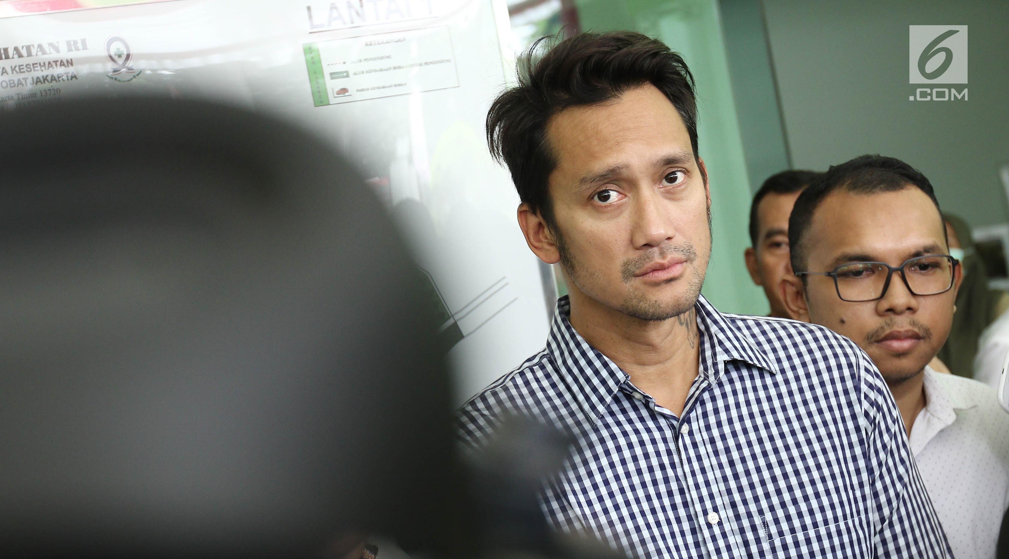 Aktor Tora Sudiro memberikan keterangan kepada awak media saat keluar dari Rumah Sakit Ketergantungan Obat (RSKO) Cibubur, Jakarta, Senin (14/8). Selama penangguhan penahanan, Tora Sudiro berstatus wajib lapor. (Liputan6.com/Herman Zakharia)