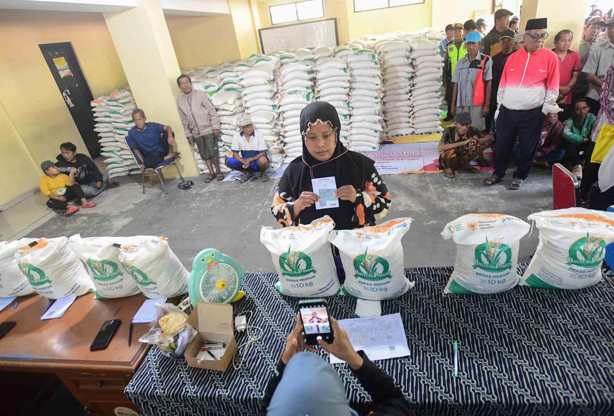 FOTO: Bantuan Beras 20 Kg Dibagikan Serentak di Depok, Warga Antusias