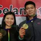 Praveen Jordan dan Debby Susanto memegang medali juara All England saat tiba di Bandara Soekarno-Hatta, Rabu (15/3/2016). (Bola.com/Nicklas Hanoatubun)