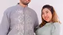 Kiky Saputri cantik dalam balutan dress lace dan payet berwarna sage. Sementara Khairi tampil simple dengan baju koko bermotif [@kikysaputrii]