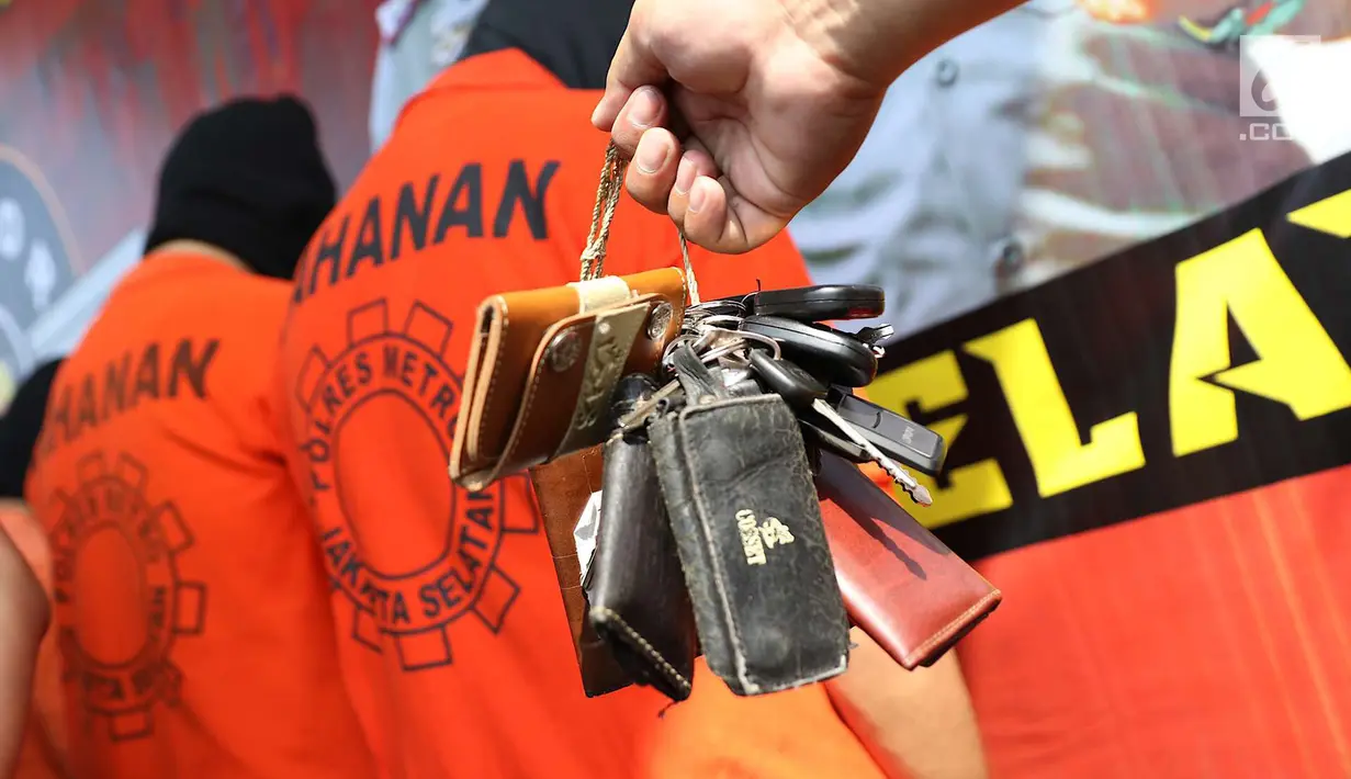 Petugas menunjukkan sejumlah kunci mobil curian di Polres Metro Jakarta Selatan, Senin (30/4). Polisi berhasil menangkap 10 orang tersangka spesialis pencurian mobil dan penadah di kawasan Subang. (Liputan6.com/Immanuel Antonius)