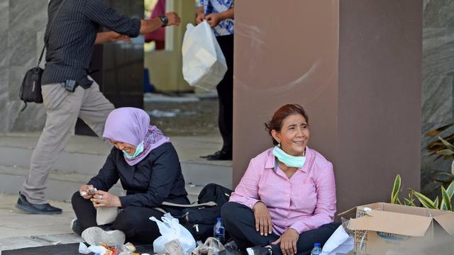 Menteri Susi beristirahat usai memantau dampak gempa dan tsunami di Kota Palu. (Istimewa)