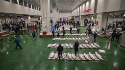 Suasana lelang tuna di Pasar Toyosu, Tokyo, Jepang, 5 Januari 2021. Tuna termahal tahun ini diperoleh oleh tengkulak terkenal bernama Yukitaka Yamaguchi. (Philip FONG/AFP)