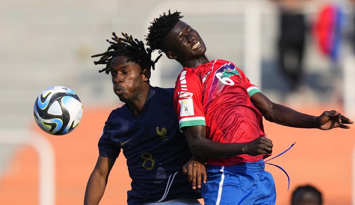 Pemain Prancis U-20, Jordan Semedo Varela (belakang) berebut bola dengan pemain Gambia U-20, Ebrima Singhateh pada laga lanjutan Grup F Piala Dunia U-20 2023 di Stadion Malvinas, Argentina, Jumat (26/05/2023) WIB. Laga berakhir dengan skor 2-1 untuk kemenangan Gambia. (AP Photo/Natacha Pisarenko)