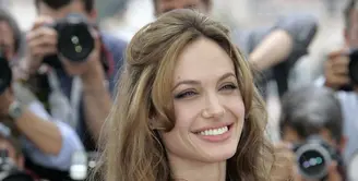 Setelah menggugat cerai Brad Pitt pada September 2016 lalu, Angelina Jolie kerap berpindah tempat tinggal. Diketahui Jolie membawa keenam anaknya ke Malibu untuk tinggal di rumah yang disewanya. (AFP/Bintang.com)