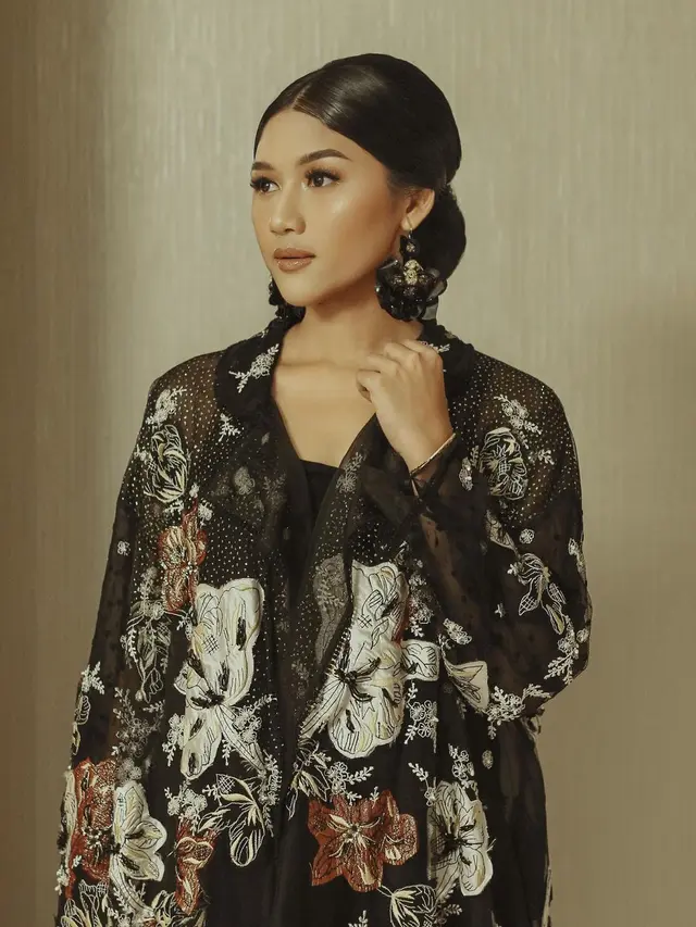 Gaya Anggun Erina Gudono Restui Kaesang Pangarep Maju Jadi Depok 1