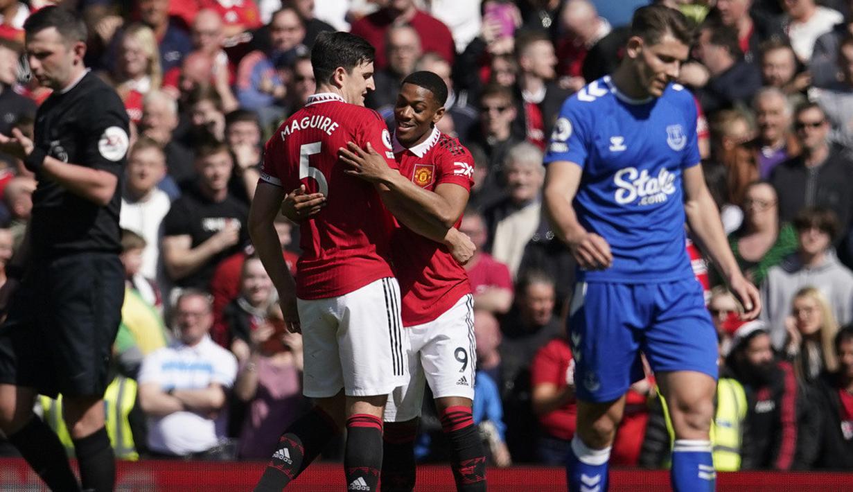 <p>MU menggandakan skor di menit 71. Pemain pengganti Anthony Martial sukses memperdaya Pickford setelah disuplai umpan matang dari Rashford setelah sebelumnya Seamus Coleman membuat kesalahan. (AP Photo/Dave Thompson)</p>
