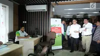 Menteri Ketenagakerjaan (Menaker) M Hanif Dhakiri (tengah) bersiap memeriksa kesiapan petugas Posko Peduli Lebaran 2018 di Gedung B Kemenaker, Jakarta, Senin (28/5). Posko juga menerima aduan pemasalahan seputar THR. (Liputan6.com/Helmi Fithriansyah)