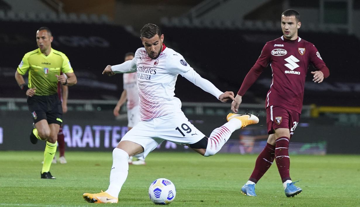 Bek AC Milan, Theo Hernandez melepaskan tendangan yang berbuah gol pertama timnya ke gawang Torino dalam laga lanjutan Liga Italia 2020/2021 pekan ke-36 di Olympic Stadium, Turin, Rabu (12/5/2021). AC Milan menang 7-0 atas Torino. (LaPresse via AP/Spada)