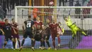Penjaga gawang Rusia Matvey Safonov melakukan penyelamatan saat melawan Kroasia pada pertandingan sepak bola kualifikasi Grup H Piala Dunia 2022 di Stadion Poljud, Split, Kroasia, 14 November 2021. Kroasia menang 1-0. (AP Photo/Darko Bandic)