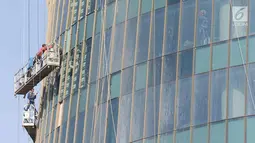 Pekerja menyelesaikan pembangunan gedung berrtingkat di Jakarta, Rabu (4/4). Pada 2018 jumlah pengawas di seluruh Indonesia tercatat sebanyak 2.676 yang bertugas aktif mengawasi 268.282 perusahaan. (Liputan6.com/Immanuel Antonius)