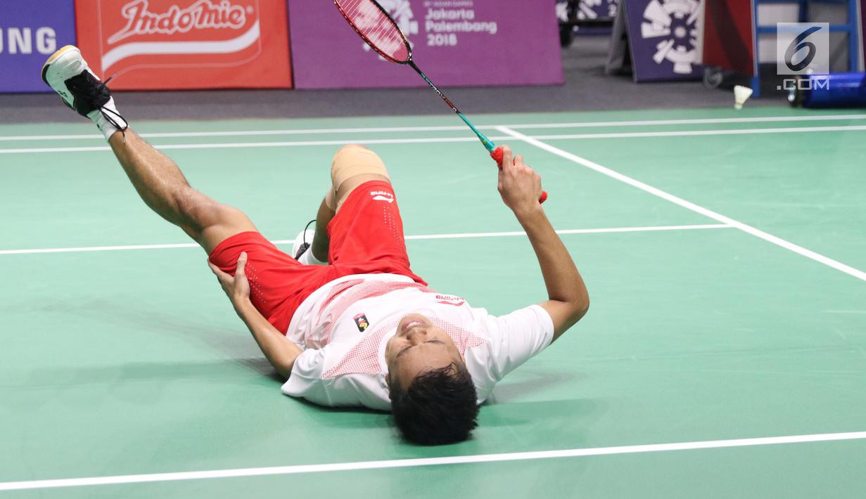 Kondisi kaki tunggal putra Indonesia, Anthony Ginting yang memburuk dan tidak bisa melanjutkan pertandingan melawan pemain China, Shi Yuqi pada final Bulutangkis Beregu Putra Asian Games 2018 di Jakarta, Rabu (22/8).  (Liputan6.com/Helmi Fithriansyah)
