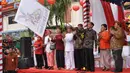 Sambil mengayunkan bendera, Presiden Jokowi memberi tanda dimulainya acara perayaan Cap Go Meh di Kota Bogor, Jawa Barat, Kamis (5/3/2015). (Liputan6.com/Faizal Fanani)