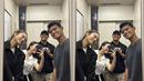 Saat momen berada di lift, mereka berempat tampak kompak mirror selfie. Azizah dan Arhan pun tersenyum antusias melihat ke kaca. Keseruan double date ini sukses menyita perhatian netizen. (Liputan6.com/TikTok/mleuraas)