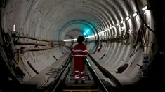 Pekerja memeriksa pembangunan jalur kereta api di sebuah terowongan proyek Crossrail di Stepney, London, Inggris, (16/11). Crossrail merupakan proyek jalur kereta bawah tanah terbesar di Eropa. (REUTERS/Stefan Wermuth)