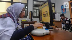 Siswa YPAC menyambut era digital dengan mengikuti kegiatan belajar menggunakan aplikasi komputer di laboratorium sekolah. (merdeka.com / Arie Basuki)