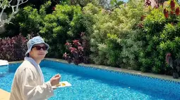 Selain menikmati keindahan pantai, Son Suk Ku juga banyak menghabiskan waktu di villa. Dengan dilaposi bathrobe, dia asyik menyantap sesuatu yang tersaji di piringnya. Tak lupa pakai kacamata hitam dan topi karena cuaca sungguh panas. (Foto: Instagram/ sonsukku)