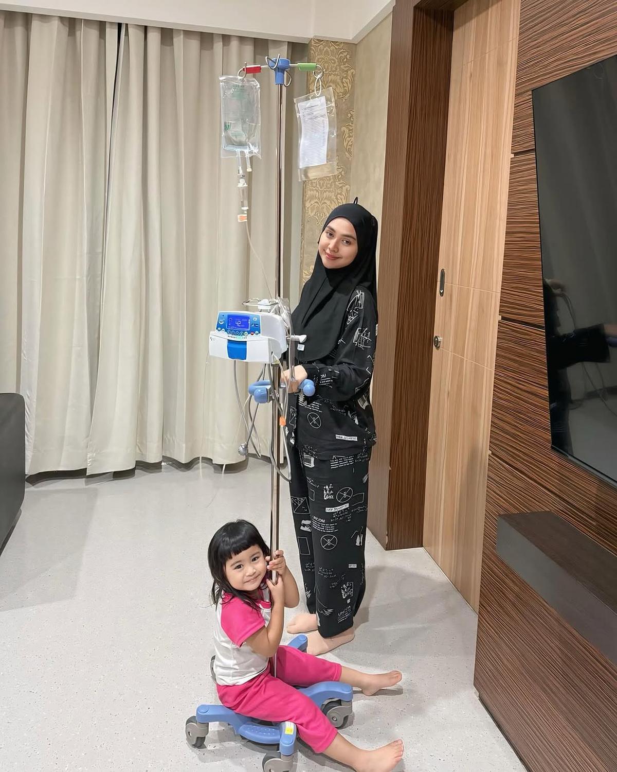 7 Potret Ria Ricis Dirawat di RS, Moana Setia Menemani - Sebut Jadi Ibu Harus Terlihat Kuat Dan Sehat Meski Sakit