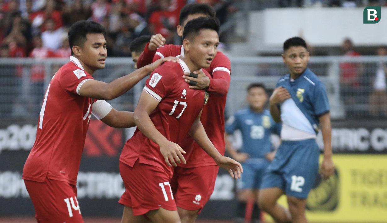 <p>Timnas Indonesia langsung menekan di awal laga. Pada menit ke-20 Timnas Garuda sudah unggul 1-0 melalui gol Syahrian Abimanyu. Gol tercipta lewat sepakan kaki kiri setelah memanfaatkan umpan Ilija Spasojevic. (Bola.com/Zulfirdaus Harahap)</p>