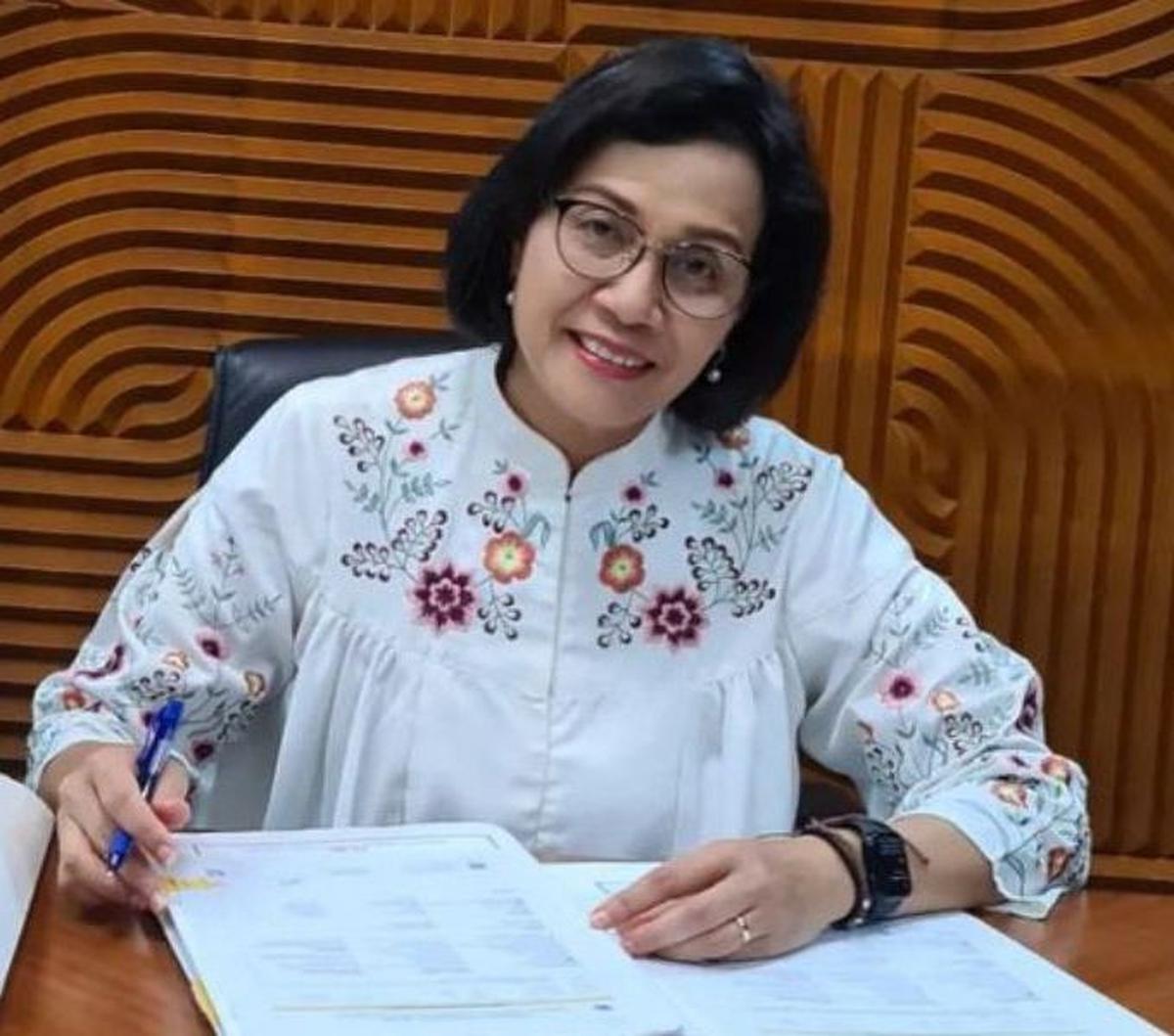 "THR-nya Bapak Presiden (Jokowi) menetapkan 100 persen," kata Menteri Keuangan, Sri Mulyani Indrawati di Hotel Fairmont, Jakarta, Selasa (5/3).